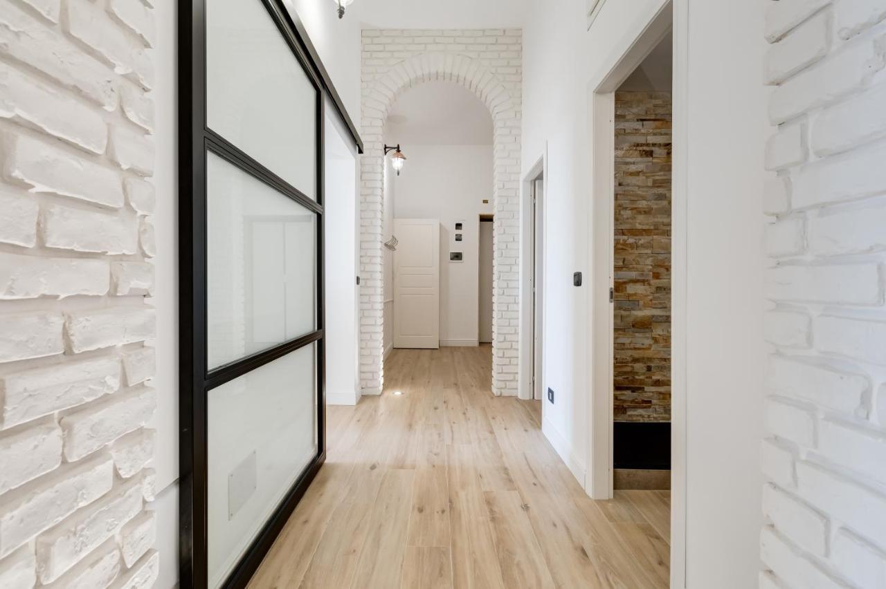 BMGA l Glam Industrial 3-Bed Apartment in Termini Rome Bagian luar foto