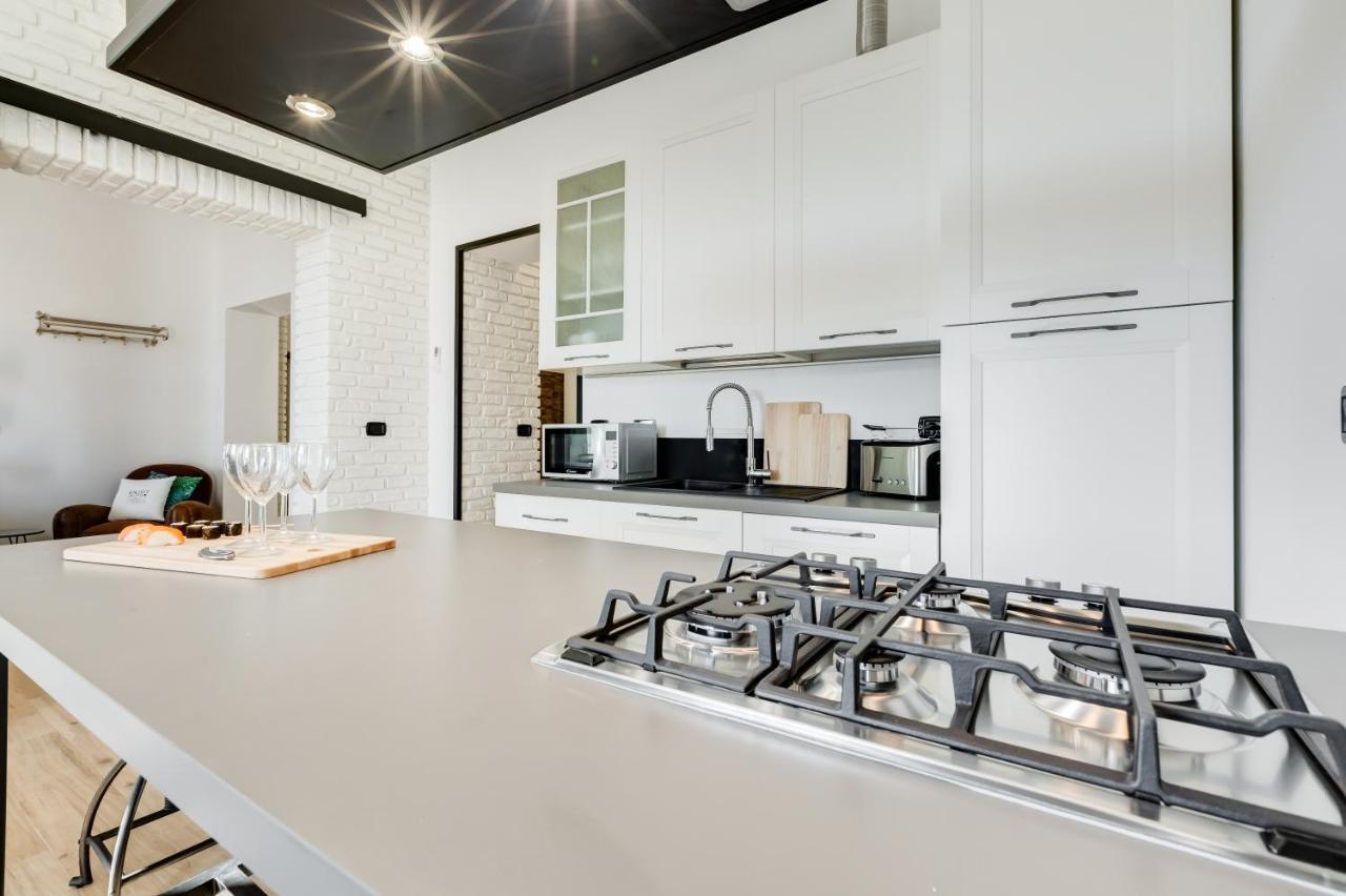 BMGA l Glam Industrial 3-Bed Apartment in Termini Rome Bagian luar foto