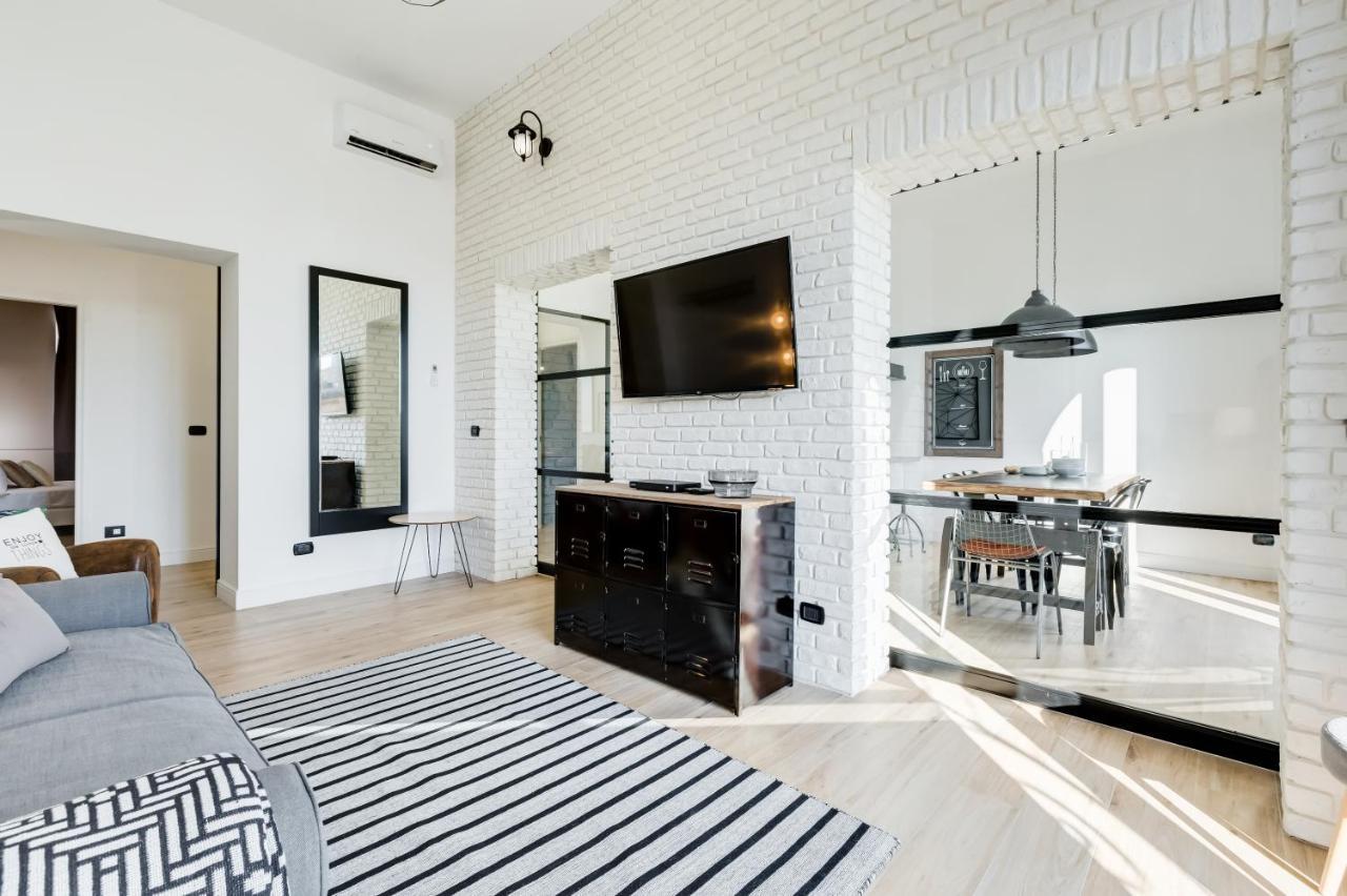 BMGA l Glam Industrial 3-Bed Apartment in Termini Rome Bagian luar foto