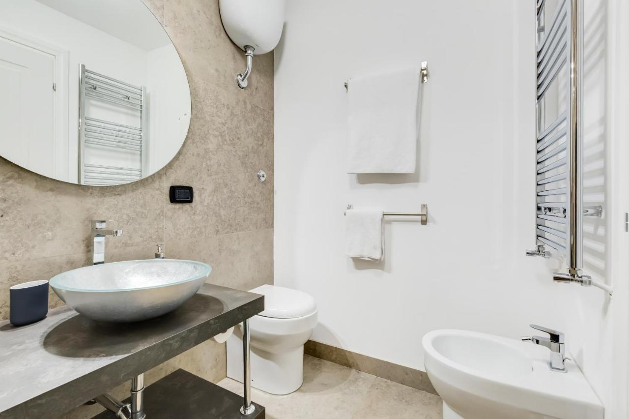 BMGA l Glam Industrial 3-Bed Apartment in Termini Rome Bagian luar foto