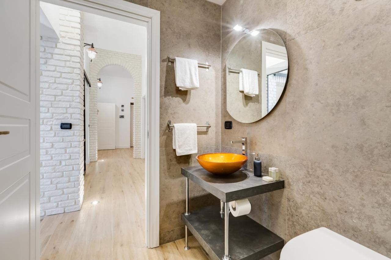 BMGA l Glam Industrial 3-Bed Apartment in Termini Rome Bagian luar foto