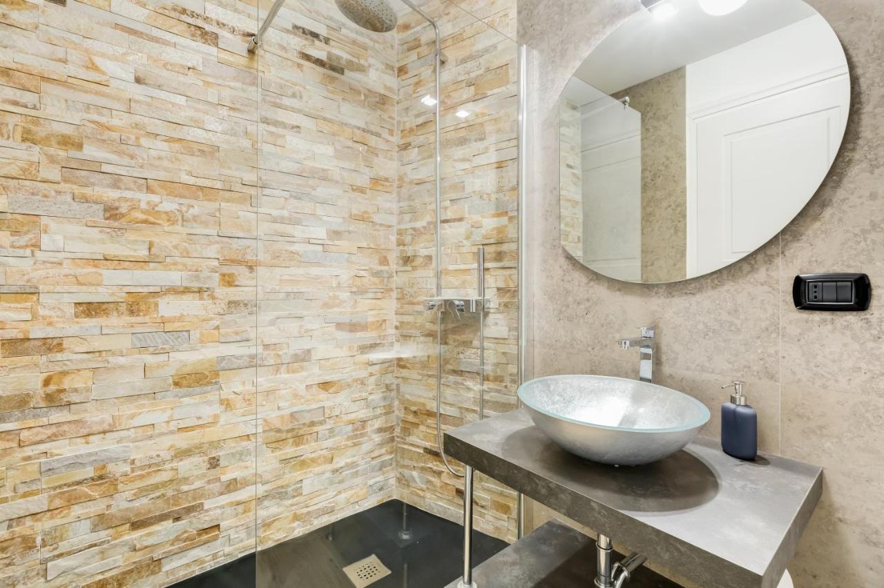 BMGA l Glam Industrial 3-Bed Apartment in Termini Rome Bagian luar foto